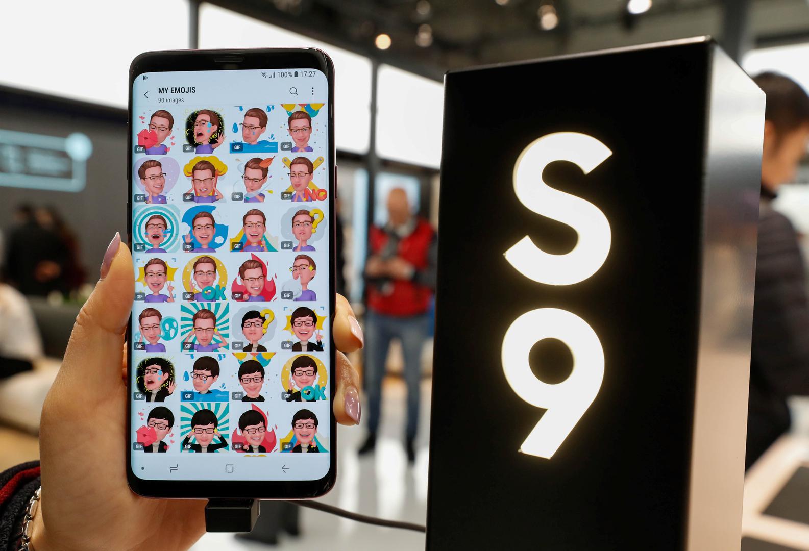 Samsung je više mijenjao iznutra nego u dizajnu. Jači i učinkovitiji čipset trebao bi donijeti bolji vijek baterije. Hit Barcelone novi su AR emoji s velikim rasponom mogućnosti za smiješne videogesti-kulacije. Efektno je i ugrađivanje Googleove usluge prevođenja.

