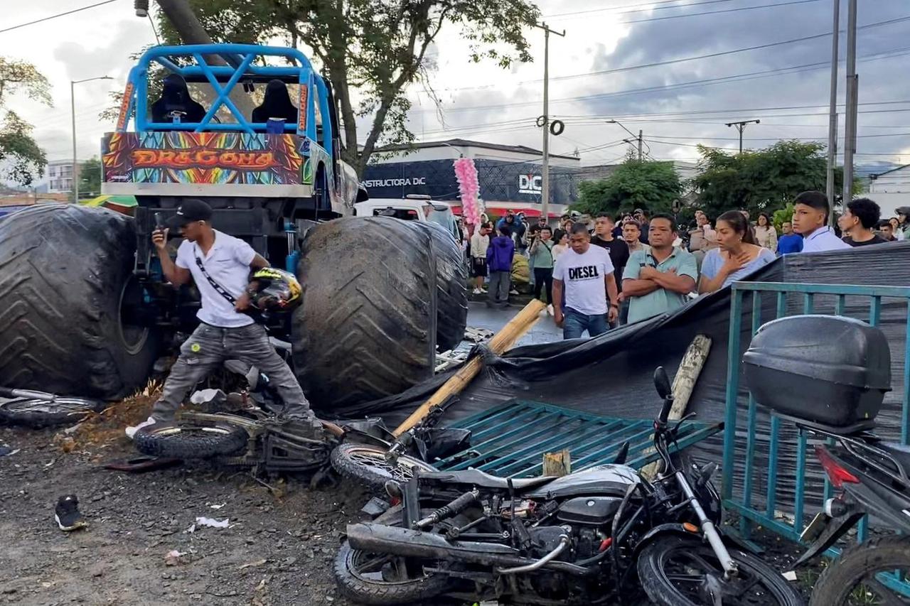 Monster truck crashes into crowd in Popayan