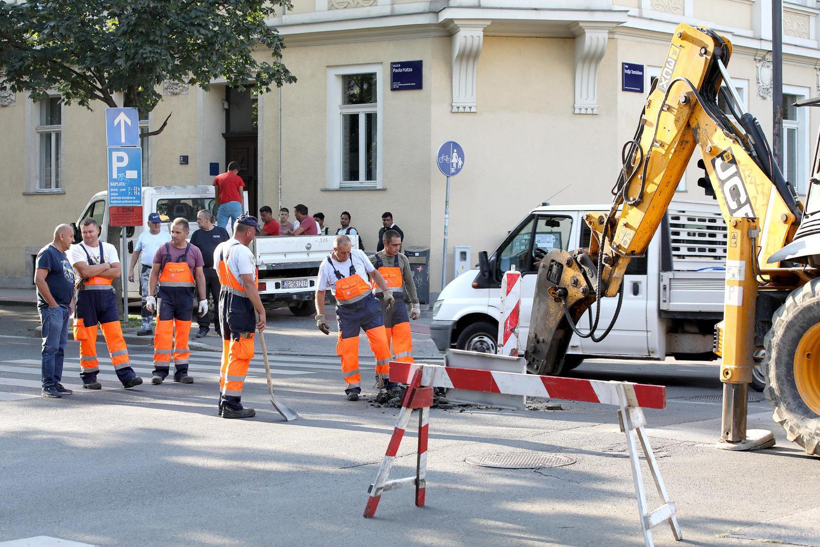uvedena je posebna regulacija prometa i unatoc sredini kolovoza na Zelenom valu se stvaraju guzve.

