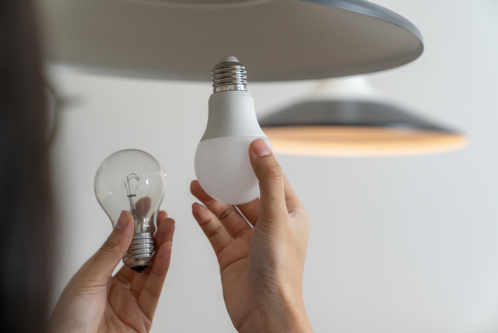 Zamijenite stare žarulje LED rasvjetom: LED žarulje troše znatno manje energije od klasičnih, a pritom traju mnogo dulje. Najviše se isplati prvo ih postaviti u prostorije u kojima svjetlo najčešće gori, poput kuhinje, dnevnog boravka i hodnika. Dodatnu uštedu donosi navika gašenja svjetla pri izlasku iz prostorije.