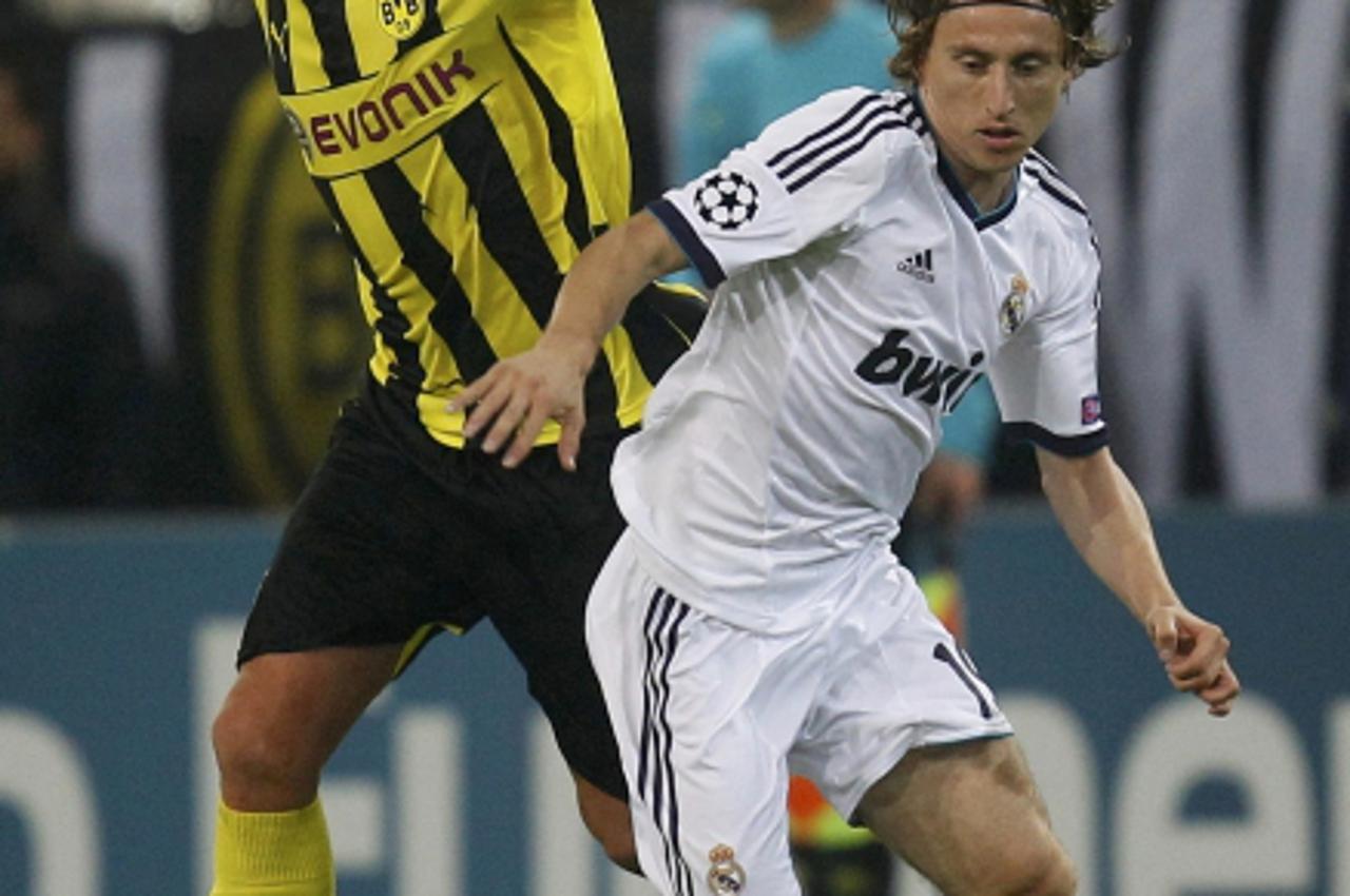 'Borussia Dortmund\'s Sebastian Kehl (L) challenges Real Madrid\'s Luka Modric during their Champions League Group D soccer match at BVB stadium in Dortmund October 24, 2012.             REUTERS/Lisi 