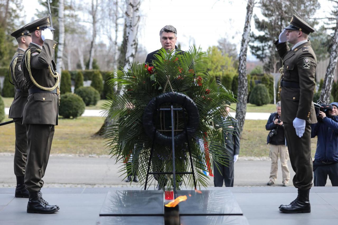 Predsjednik Milanović položio vijence na groblju Mirogoj