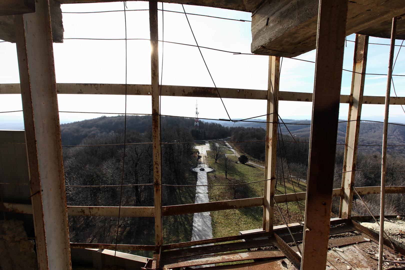 Dok država desetljećima ignorira propadanje, jedinu funkciju su mu pronašle telekomunikacijske tvrtke koje su na vrh ilegalno postavile odašiljače.