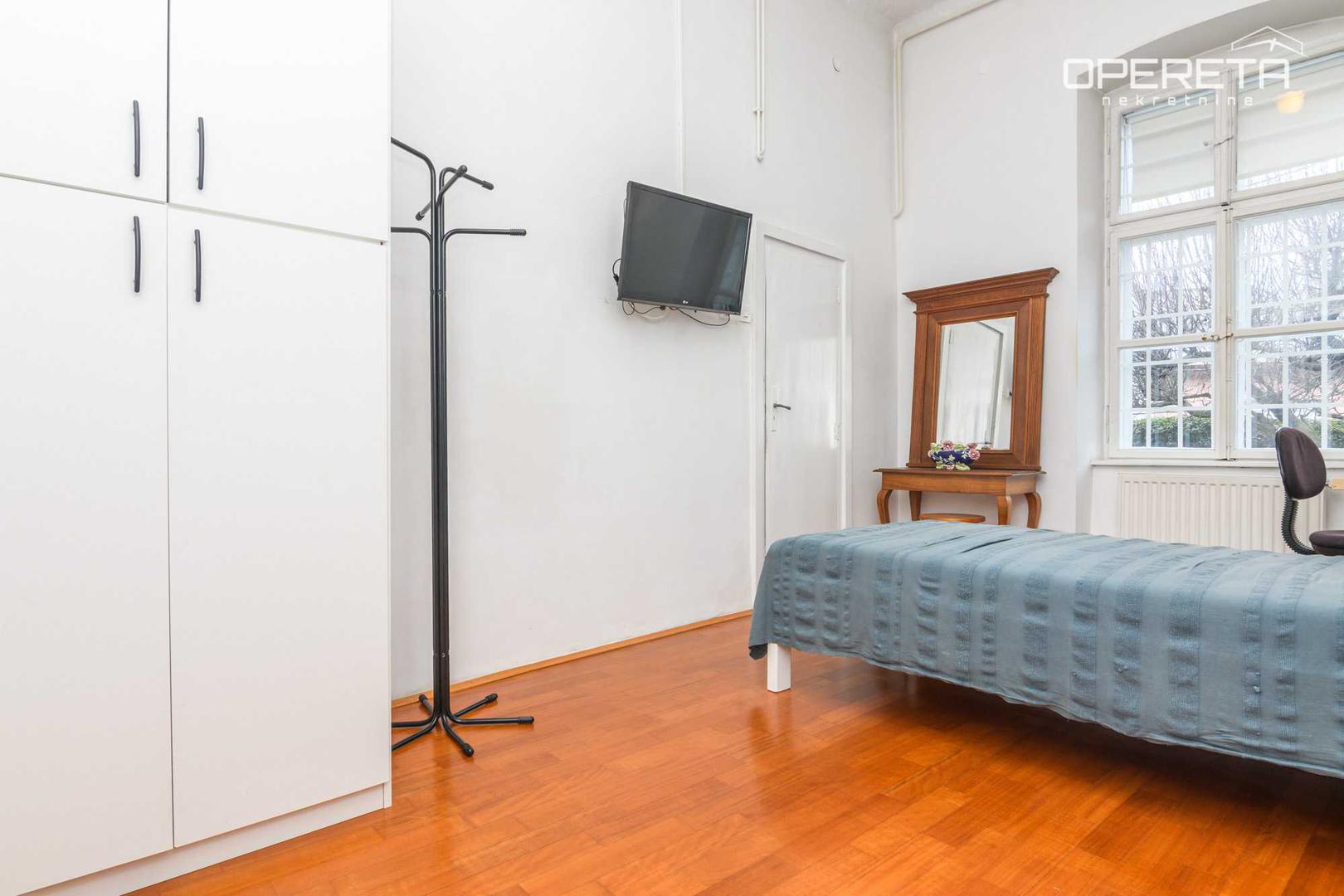 Uz stambeni dio u prizemlju, kuća posjeduje roh-bau potkrovlje od 120 m², spremno za uređenje u dodatni stambeni ili radni prostor, te podrum od 50 m²