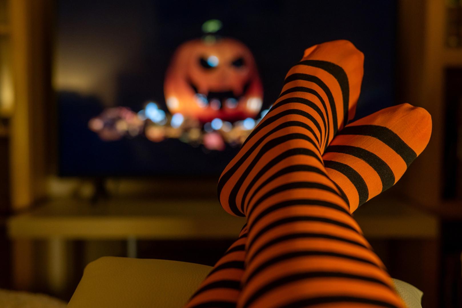 Filmska ili večer društvenih igara: Kada zahladi i počne padati kiša, dnevni boravak lako se može pretvoriti u malu kućnu kino-dvoranu. Pripremite omiljene grickalice, skuhajte čaj ili vruću čokoladu te odaberite filmove u kojima će svi uživati. Ako želite više razgovora i smijeha, film zamijenite kartama, kvizom ili društvenim igrama.