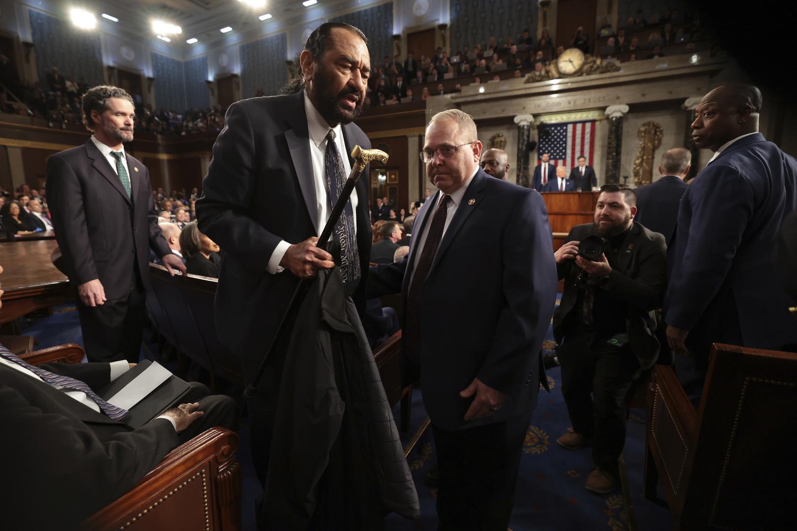 Predsjedavajući Mike Johnson, koji je sjedio iza Trumpa, dao je usmeno upozorenje Greenu, koji je ranije ove godine izašao u dvoranu istog doma kako bi predstavio članke o opozivu Trumpa. Johnson je na kraju pozvao službenike Capitola da izbace Greena iz dvorane.