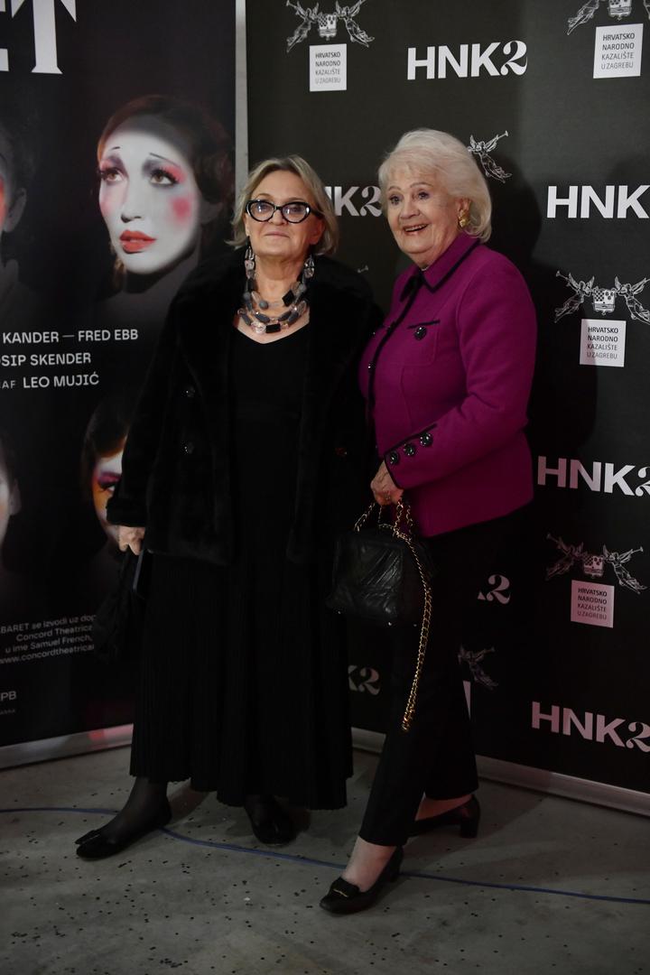  Druga premijera "Cabareta" u zagrebačkom HNK-u ponovno je privukla brojne posjetitelje, uključujući i Prvu damu Hrvatske, Sanju Musić Milanović. U ispunjenom gledalištu HNK2 istaknula se jedna legendarna osoba, koju posljednjih godina rijetko viđamo u javnosti. Riječ je o glumici Mirjani Bohanec Vidović, koja je predstavu pratila sjedeći u prvom redu, nedaleko od Musić Milanović.