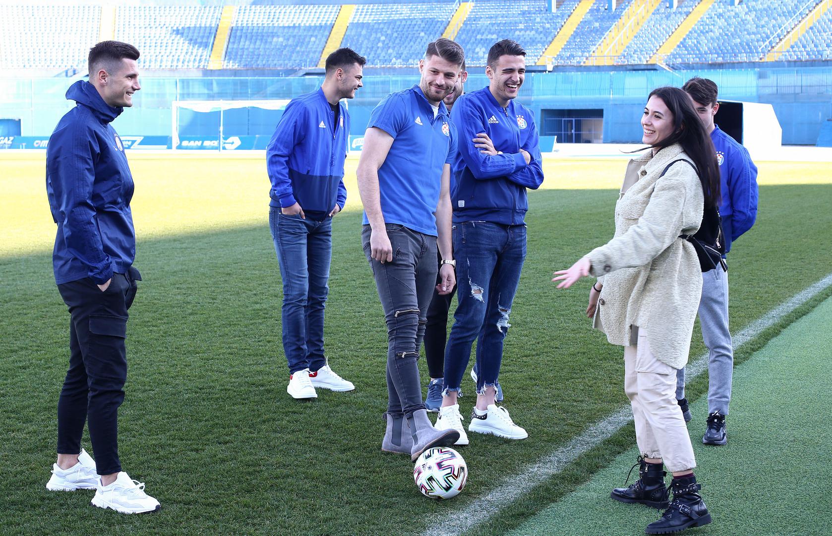 Puno razgovora, smijeha i pošalica bilo je među zgodnim mladim ljudima, a misice su čak zaigrale i nogomet. 