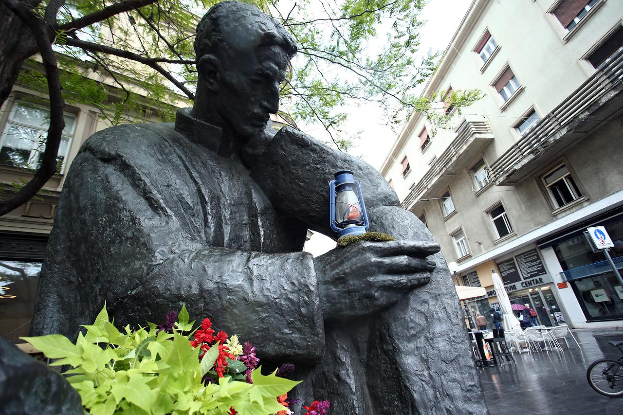 Zagreb: Spomenik Nikoli Tesli ukrašen cvjetnim aranžmanom kao najava 51. Floraarta