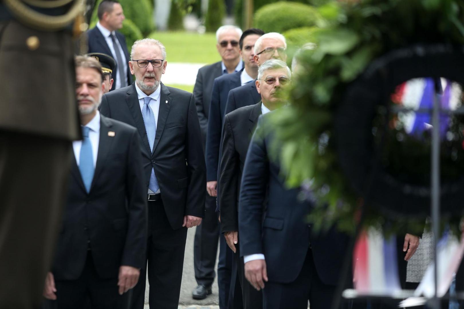 30.05.2020., Zagreb - Povodom Dana drzavnosti polaganje zajedničkog vijenca Predsjednika Republike Hrvatske, Predsjednika Hrvatskog sabora i Predsjednika Vlade Republike Hrvatske s izaslanstvima ispred Sredisnjeg kriza branitelja na Gradskom groblju Mirogoj te na grob Franje Tudjmana. Photo: Marin Tironi/PIXSELL