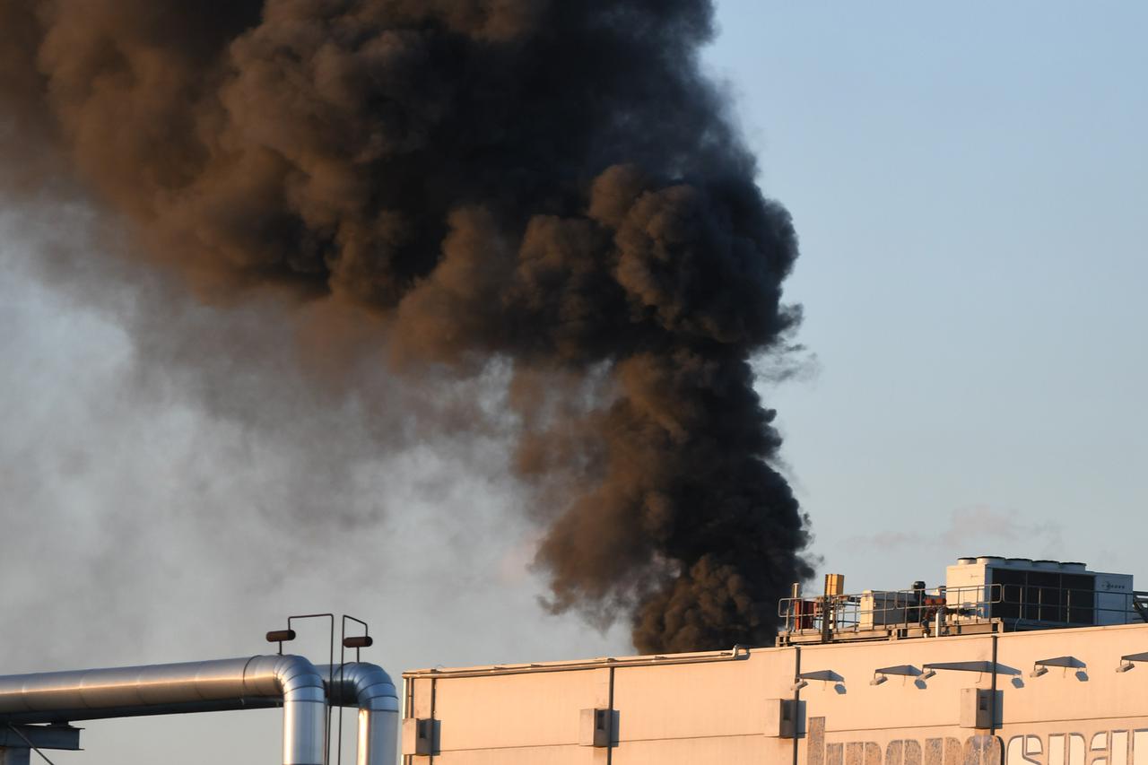 Bjelovar: U prostoru tvrtke Kronospan izbio je požar