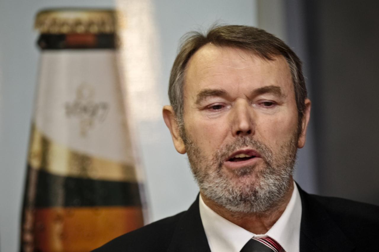 'osijek,11.03.2010.,tiskovnu konferenciju povodom strajka u Pivovari d.d. odrza?a uprava na celu s vlasnikom Ivanom Komakom  photo:Krunoslav Petric/PIXSELL'