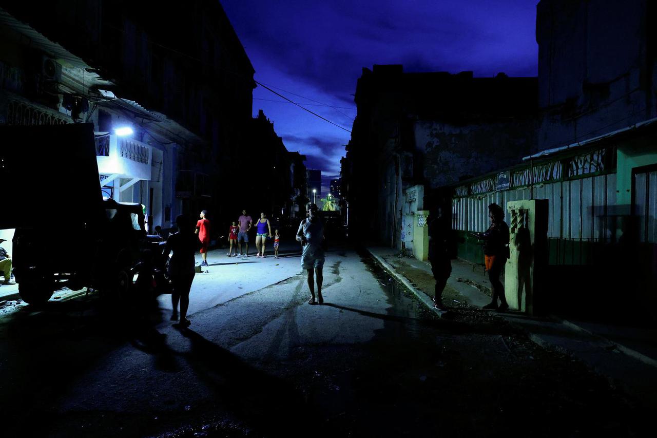 Cuba begins to restore power to Havana following nationwide blackout