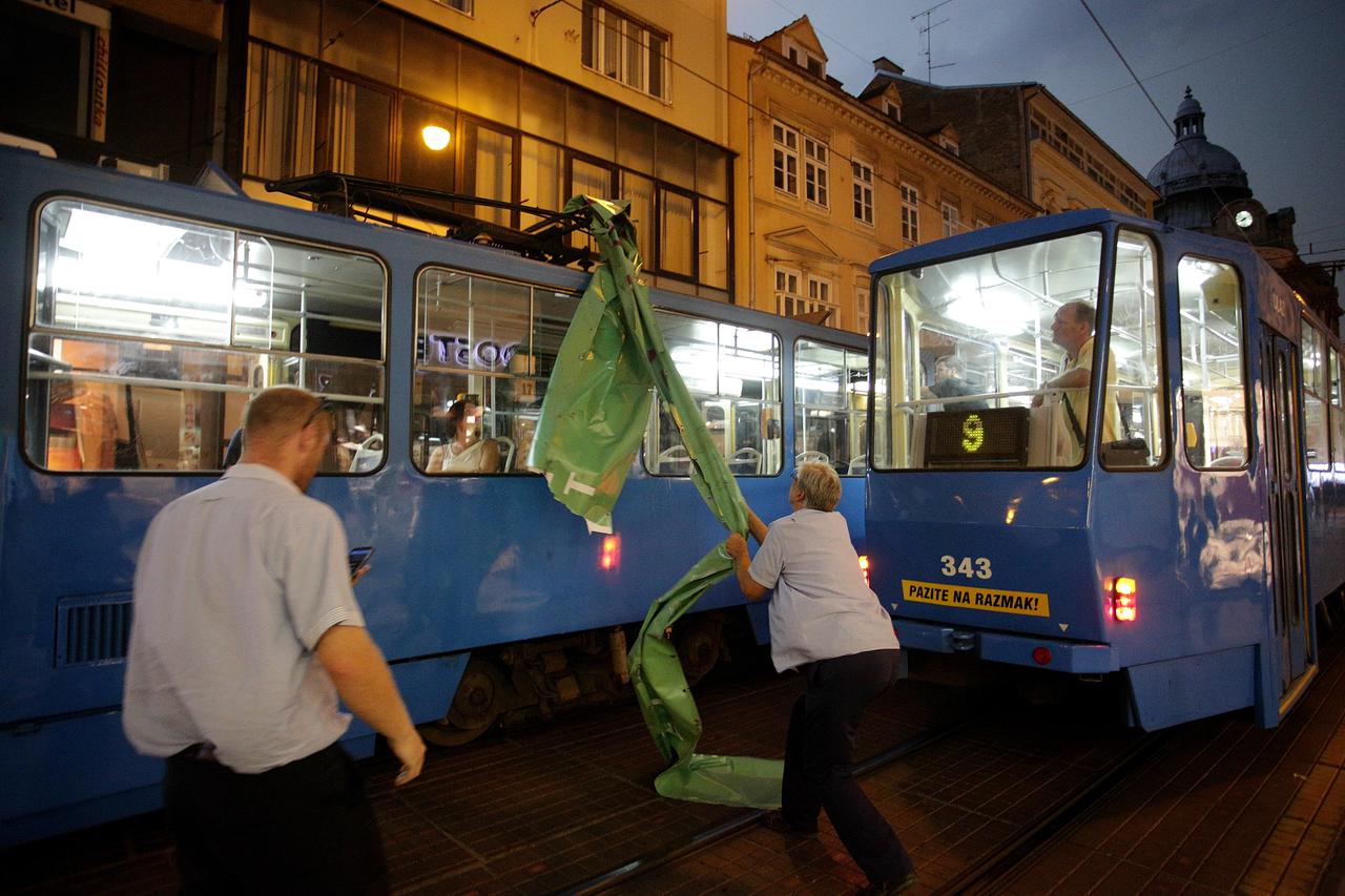 Zagreb: Vatrogasci uklonili drvo koje je olujni vjetar srušio na Av. Većeslava Holjevca