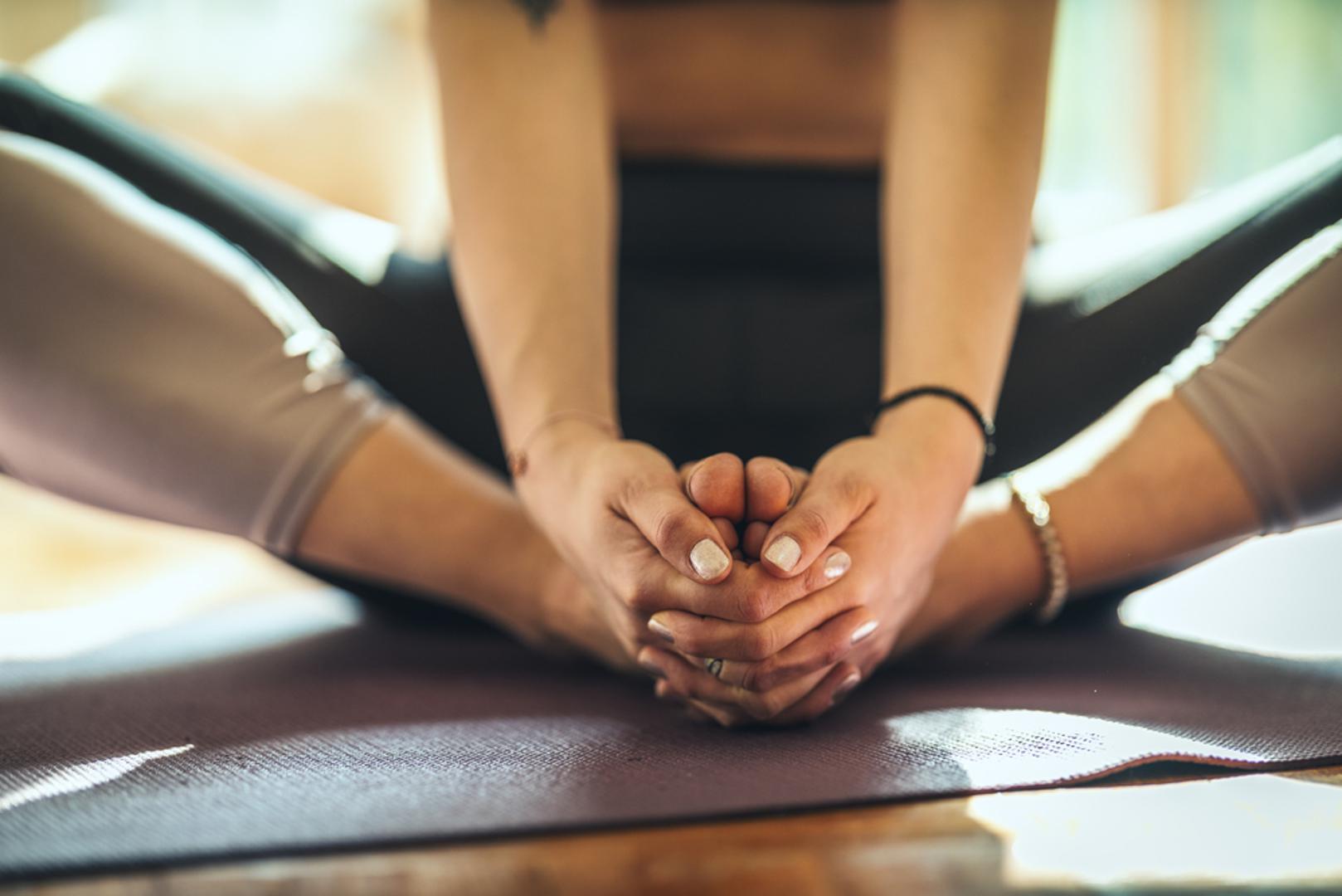 Iako ne prakticira meditaciju svakodnevno, svaki dan nastoji napraviti nešto fizički aktivno. To mogu biti vožnja biciklom, plivanje na dasci, pickleball, joga u društvu ili trening s prijateljem. Pritom naglašava da ne radi aktivnosti koje ne voli, osobito ne naporne treninge i klasični kardio koji mu ne donose zadovoljstvo.