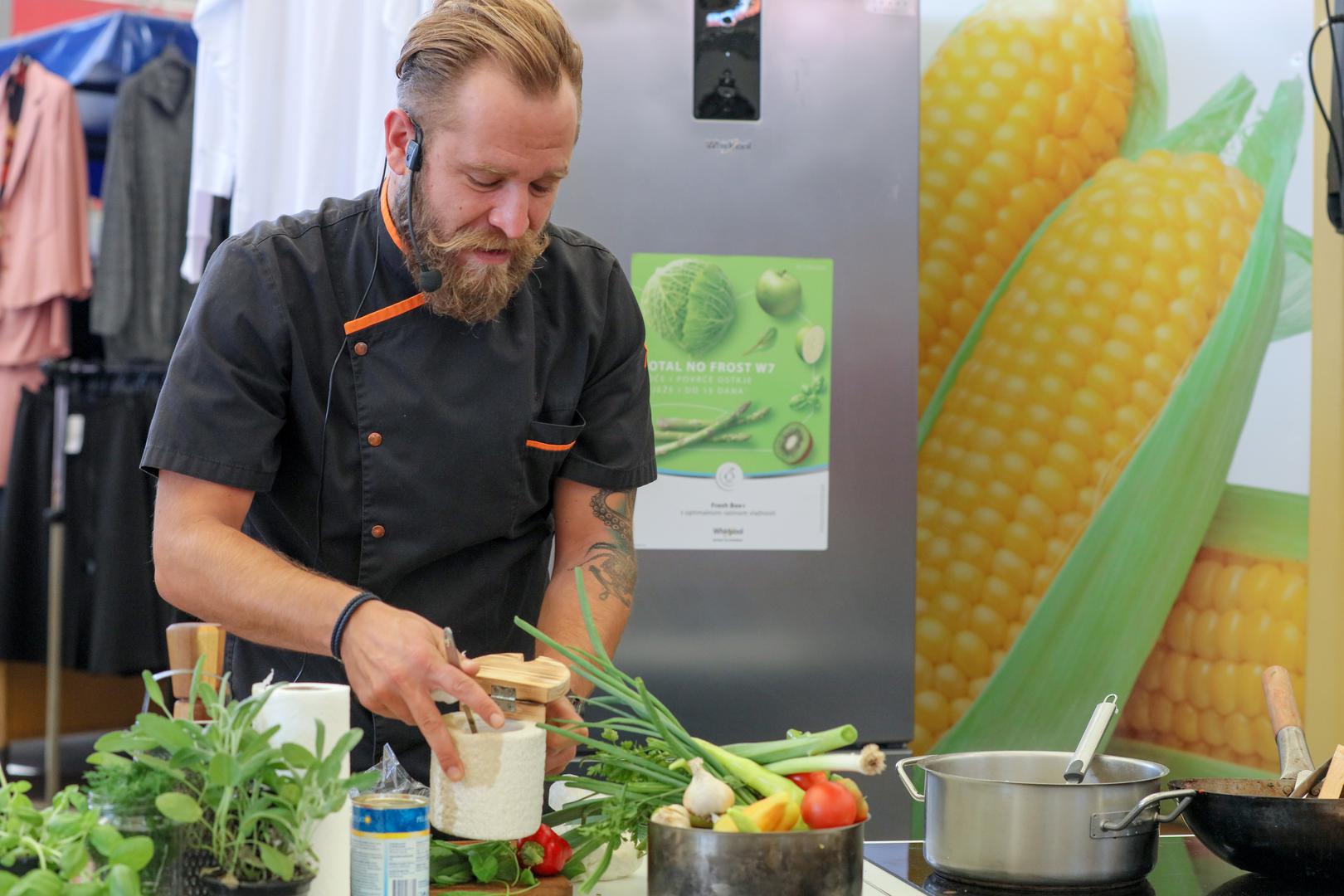 19.10.2019., Osijek -  Chef Ivan Pazanin na glavnoj trznici u Osijeku danas je prezentirao pripremu jela od ostataka vec kuhanih ruckova.rPhoto: Dubravka Petric/PIXSELL