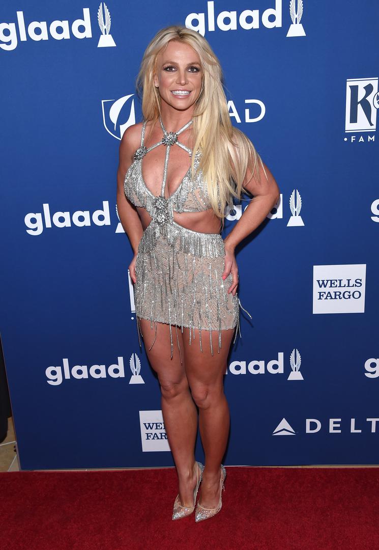 Odjevna kombinacija ove 36-godišnje pjevačice otkrila je gotovo sve, a u kratkoj i uskoj srebrnoj haljinici samo jedan pogrešan pokret otkrio bi previše.