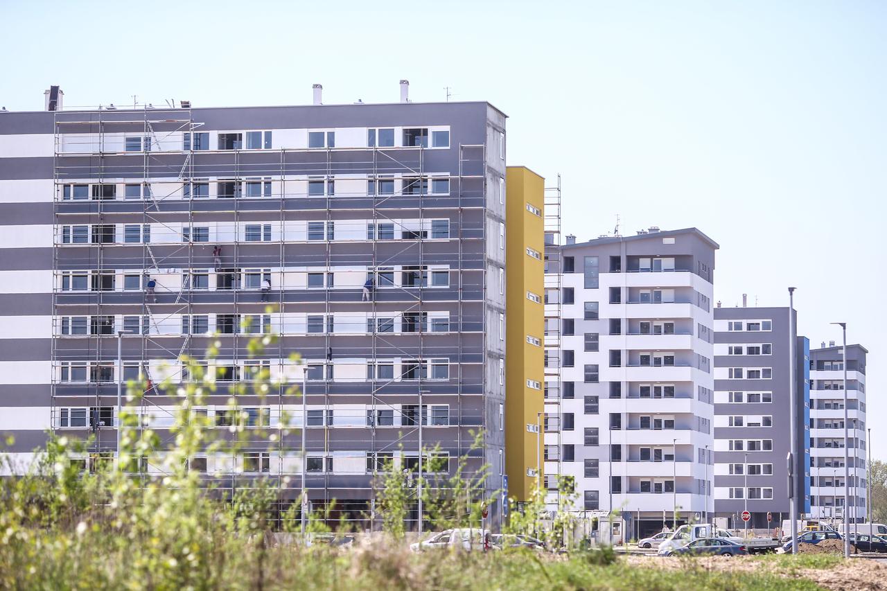 Skele su još samo na prvoj zgradi, u kojoj su stanovi na prodaju, a u nju zadnju dolaze stanari