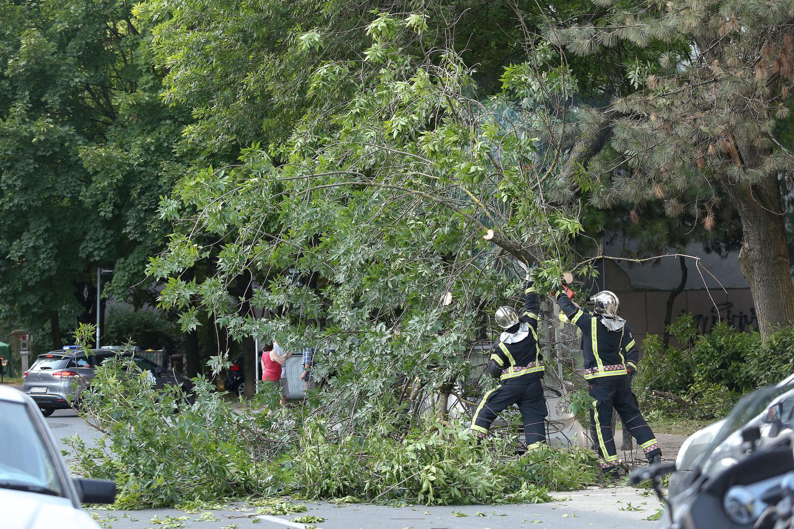 Grana je uništila parkirani Smart te poklopila auto u vožnji. 