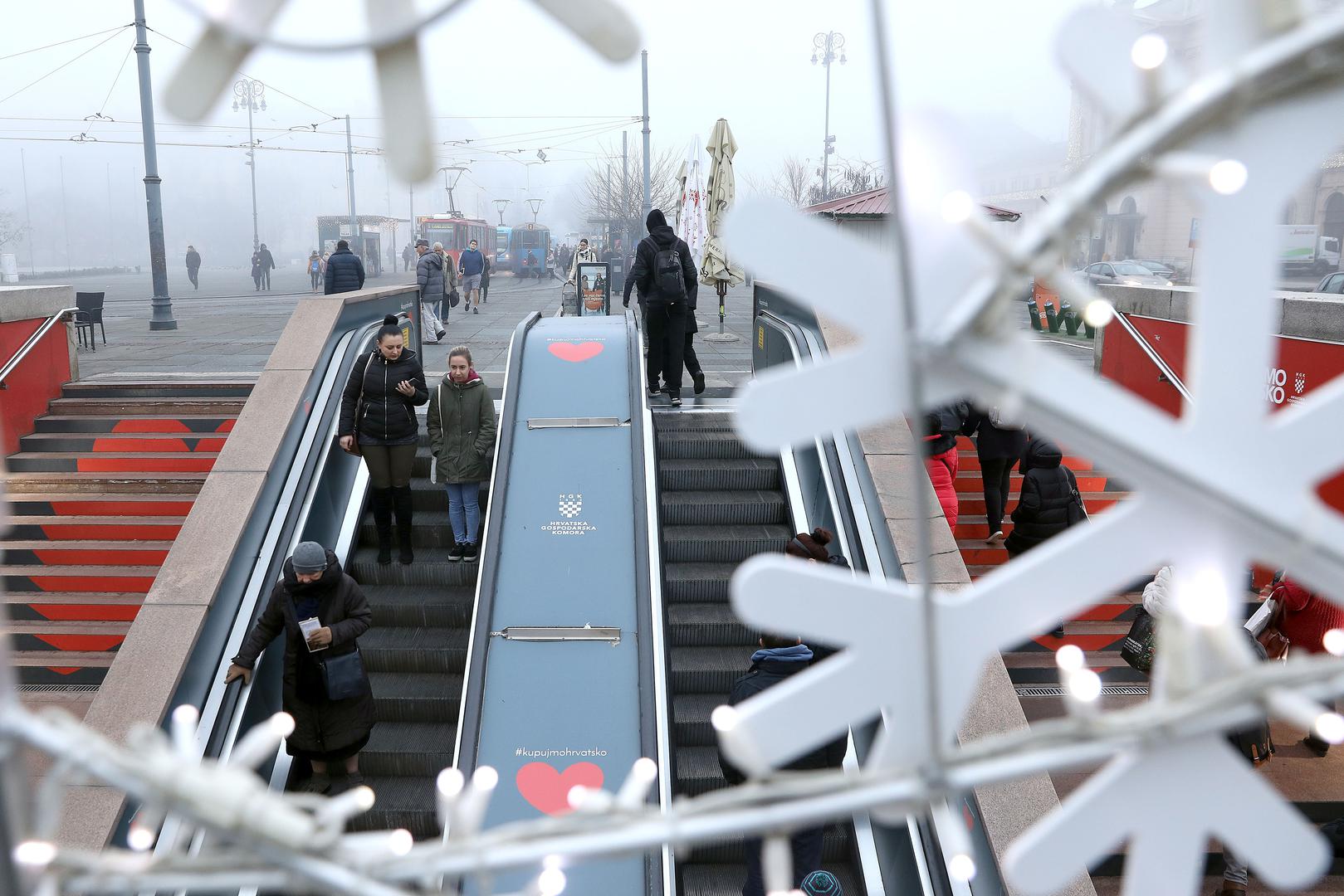 Pokretne stepenice na ulazu u pothodnik na Tomislavovom trgu konačno su popravljene i stavljene u funkciju.