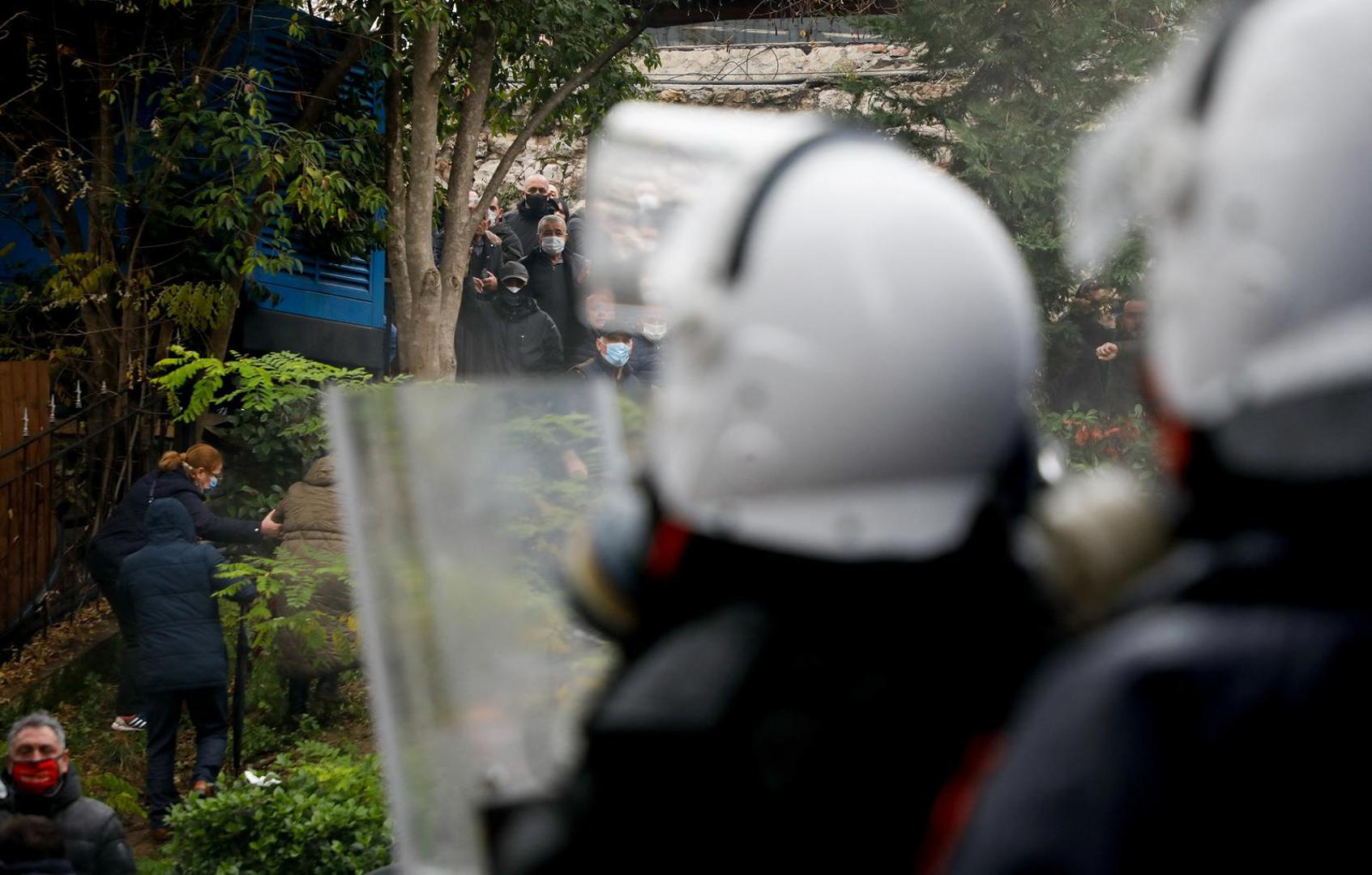Police officers stand guard as protesters demonstrate outside the headquarters of the Democratic Party in Tirana, Albania, January 8, 2022. REUTERS/Florion Goga Photo: Florion Goga/REUTERS