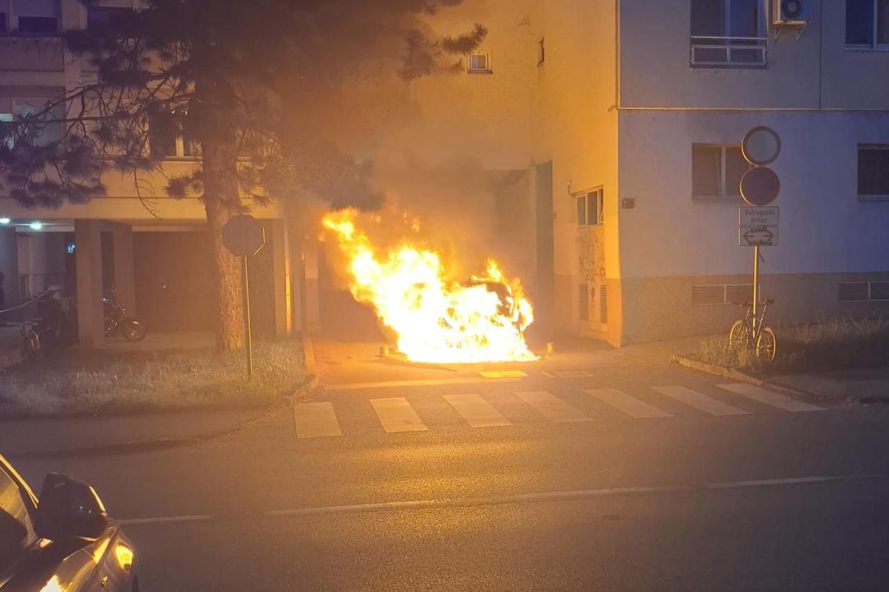 Gori auto u Zagrebu