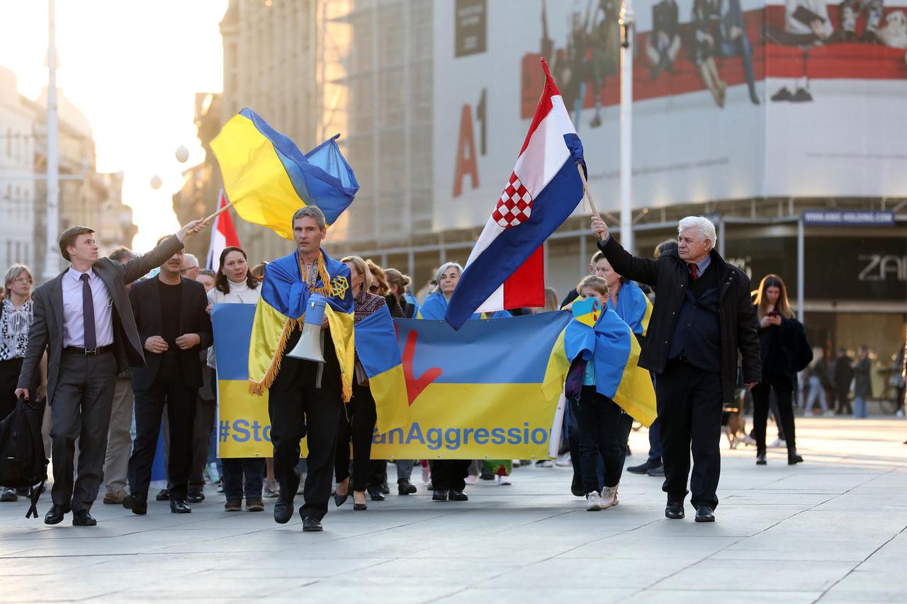 Mimohodu podrške Ukrajini i Ukrajincima na Jelačićevom trgu pridružio se i veleposlanik Vasyl Kyrylych
