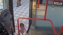 VIDEO Vozač krenuo kući pa pronašao malu djevojčicu u vozilu, dvogodišnjakinja sama neprimjetno ušla u autobus