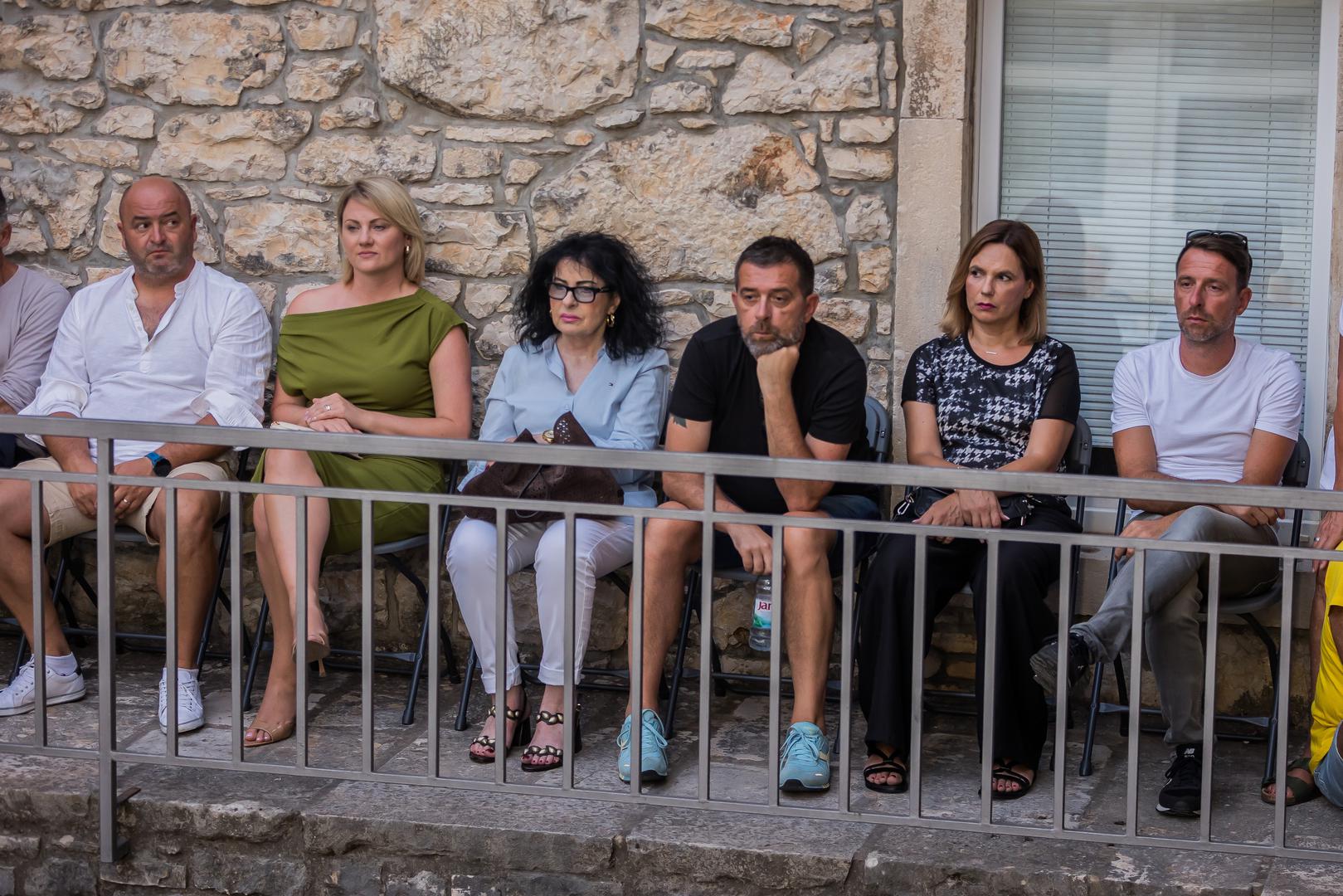 Događaj je održan u 20 sati u Atriju Centra za kulturu u Veloj Luci, a prisustvovala su mu brojna lica s domaće javne scene poput Oliverove supruge Vesne koja je došla u pratnji sinova Dine i Davora.