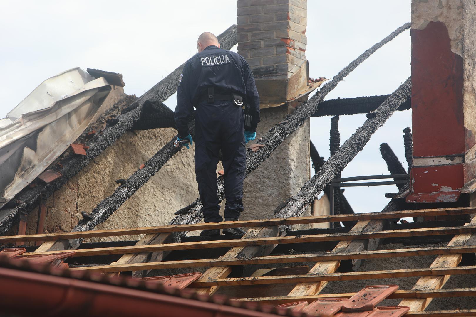 29.05.2024., Karlovac - Kriminalisticko istrazivanje i protueksplozivni pregled kuce u Zumberackoj ulici u gradskoj cetvrti Borlin u koju udario grom te je prilikom gasenja ozlijeden vatrogasac. Photo: Kristina Stedul Fabac/PIXSELL