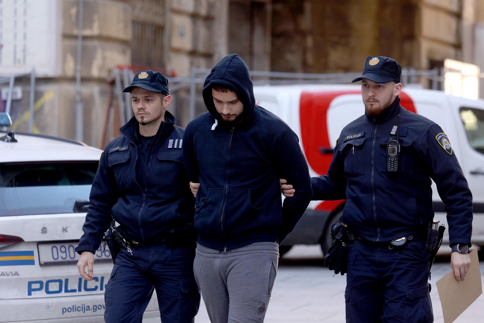 Danas su objavljene fotografije privođenja 24-godišnjeg Frana B., kojeg se sumnjiči za brutalno ubojstvo njegove djevojke Romine V. u centru Rijeke. 