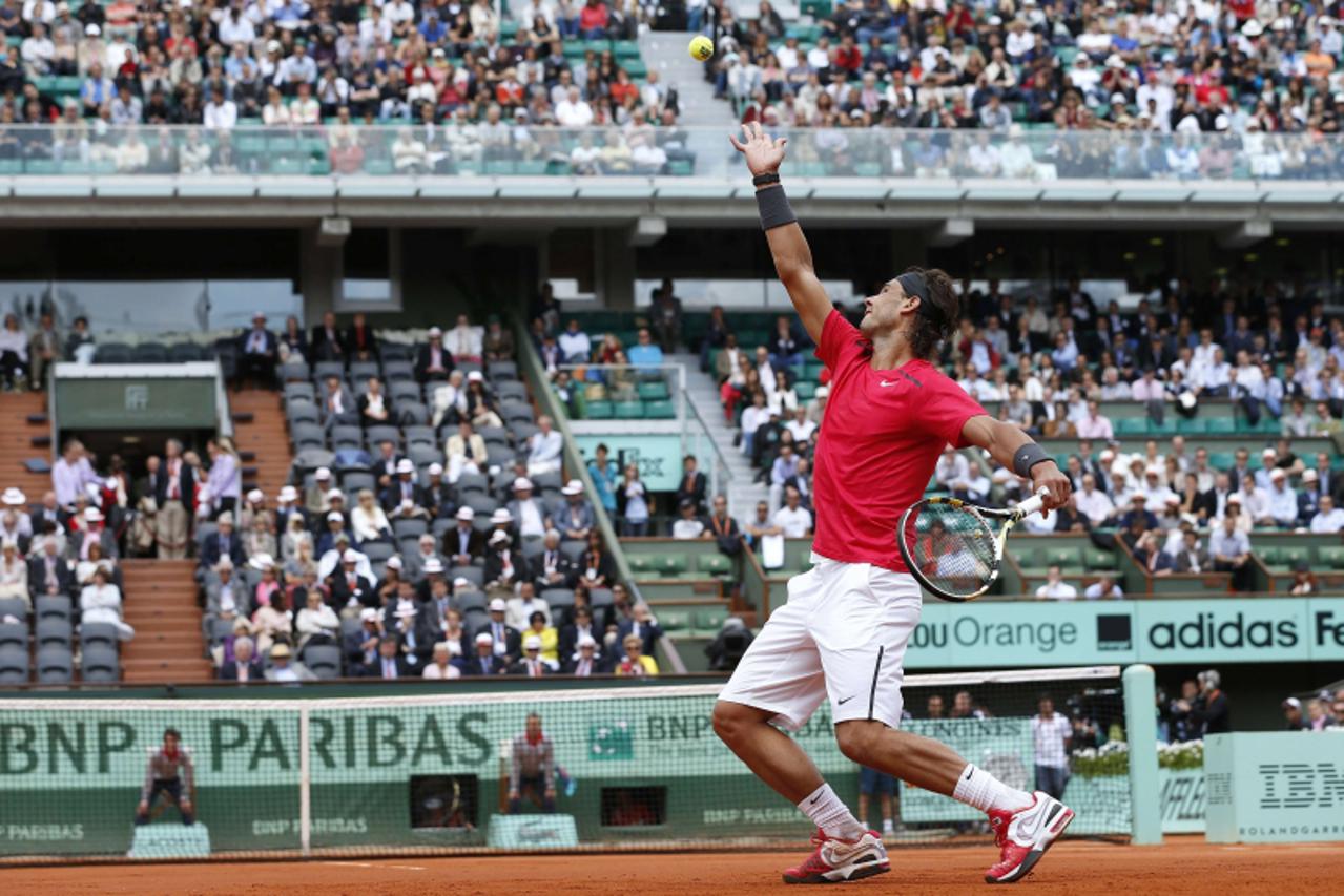 'Spain\'s Rafael Nadal serves to Spain\'s David Ferrer during their semifinal tennis match of the French Open tennis tournament at the Roland Garros stadium, on June 8, 2012 in Paris.     AFP PHOTO / 