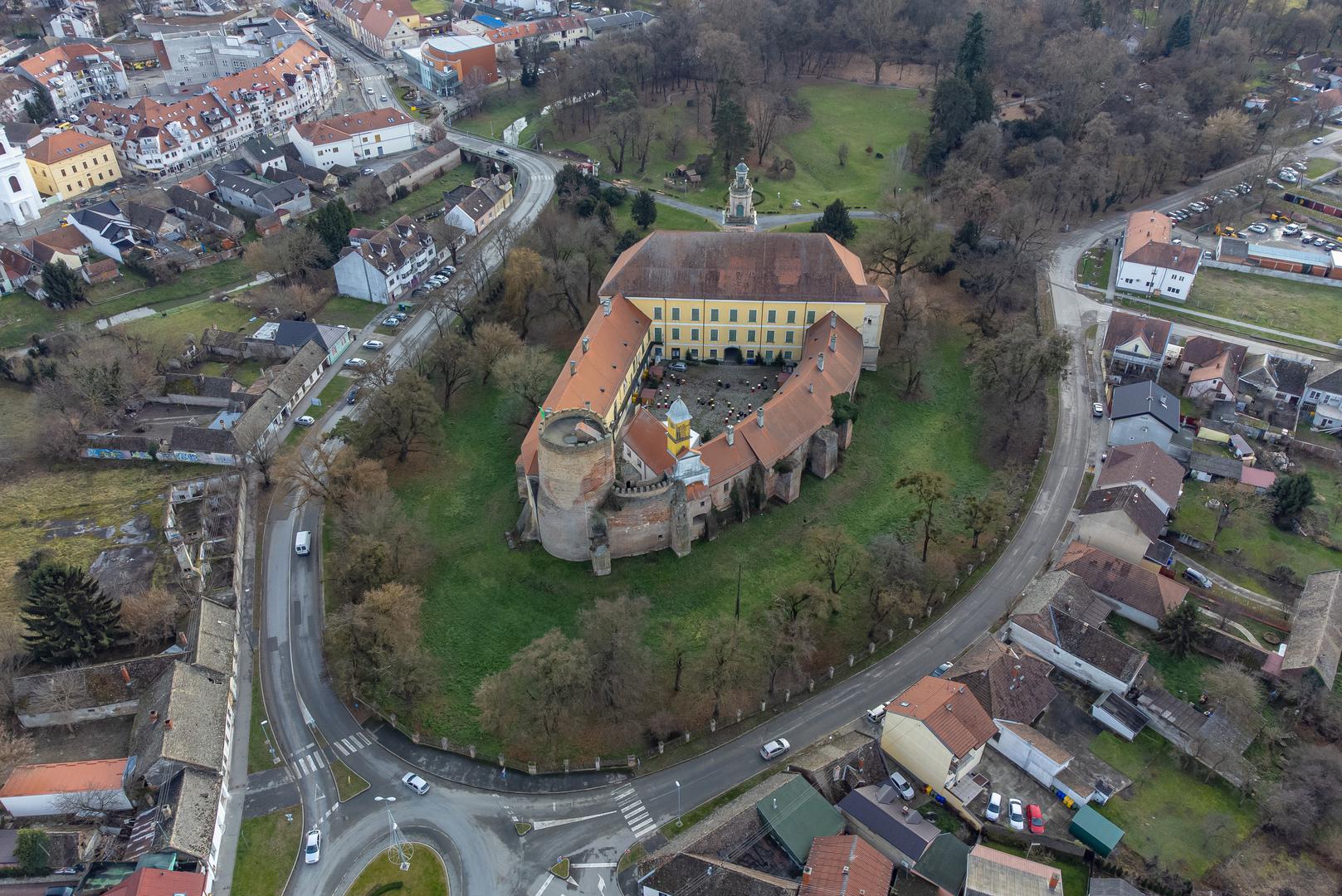 Perivoj dvorca Prandau-Normann jedan je od najstarijih engleskih perivoja u Hrvatskoj, poznat po bogatom dendrološkom fondu i slikovitom uređenju oko baroknog dvorca. 