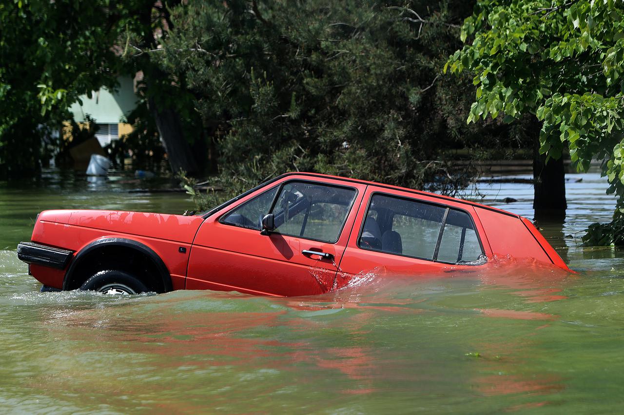 U poplavi stradaju i mnogi automobili. Kad god je moguće, već na samu najavu izlijevanja vode aute treba skloniti na sigurno