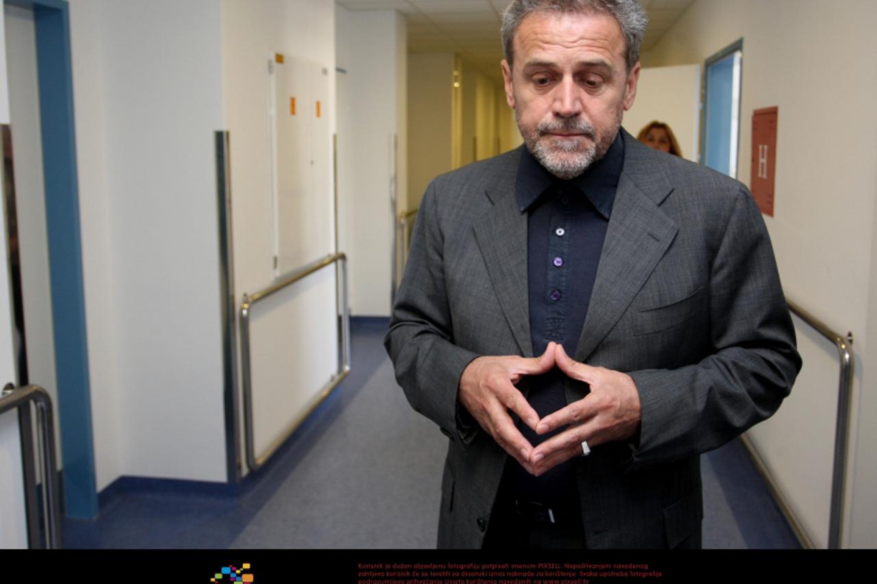 \'03.05.,2010., Zagreb - Gradonacelnik Milan Bandic u posjetu Kristijanu Trokteru, policajcu ozlijedjenom u huliganskim neredima na utakmici Dinamo-Hajduk koji se oporavlja u KBC-u Zagreb.  Photo: Bor