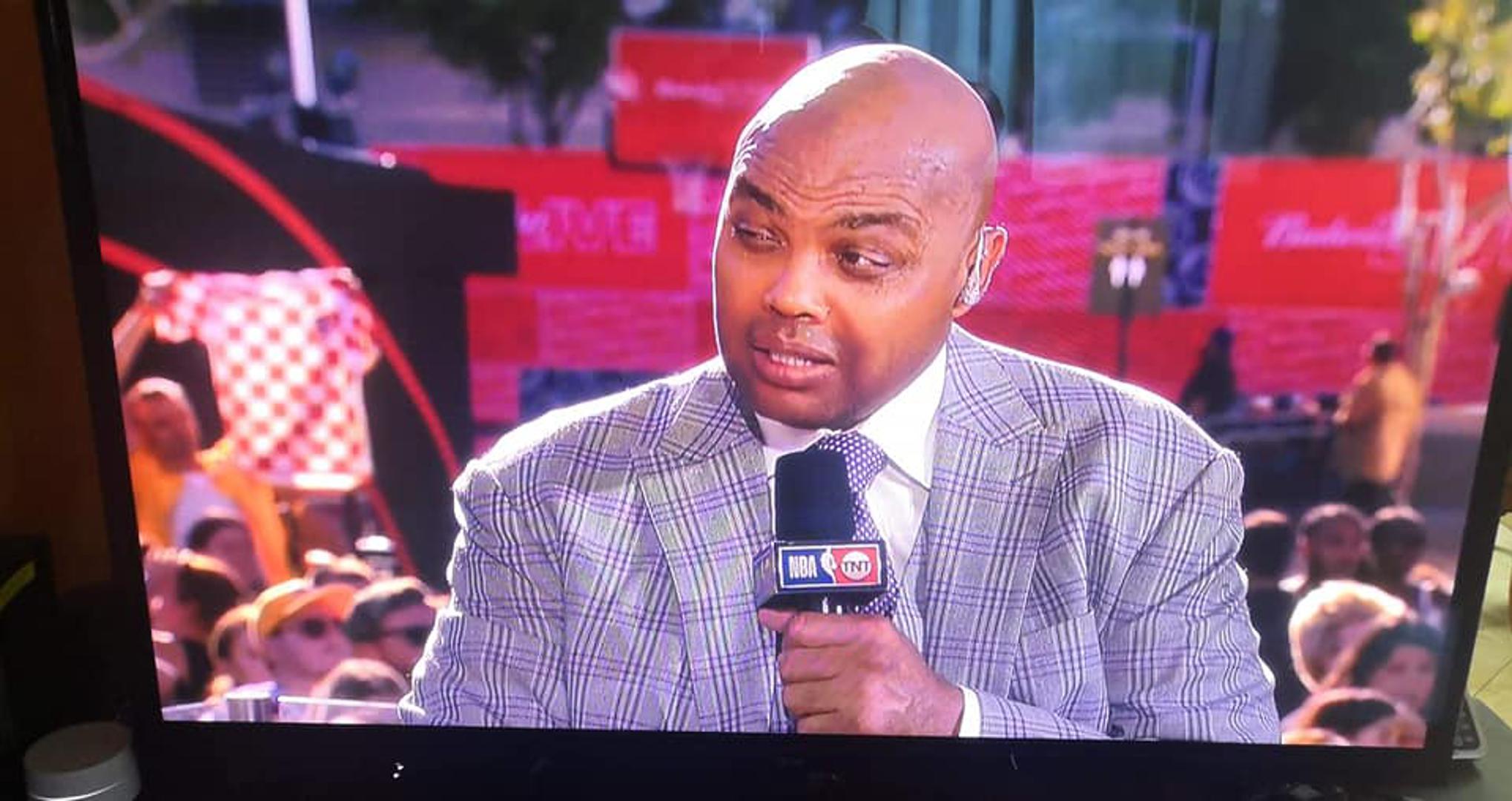 Tijekom razgovora u pozadini se nekoliko puta vidi hrvatski dres koji je u zrak dizao Denis Svirčić