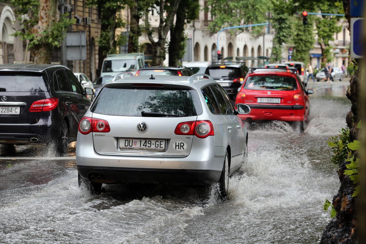 Jaki kratkotrajni pljusak poplavio ceste u Rijeci