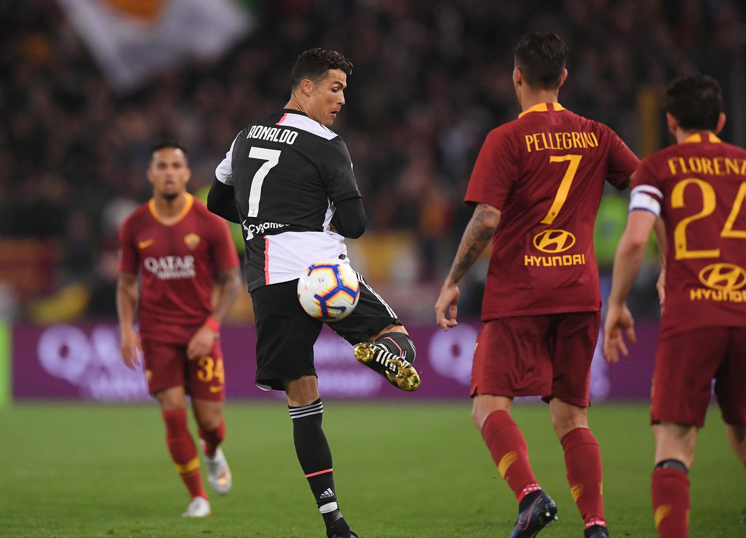 U derbiju 36. kola talijanskog nogometnog prvenstva Roma je sinoć na Olimpijskom stadionu u Rimu svladala Juventus, talijanskog prvaka, s 2:0.