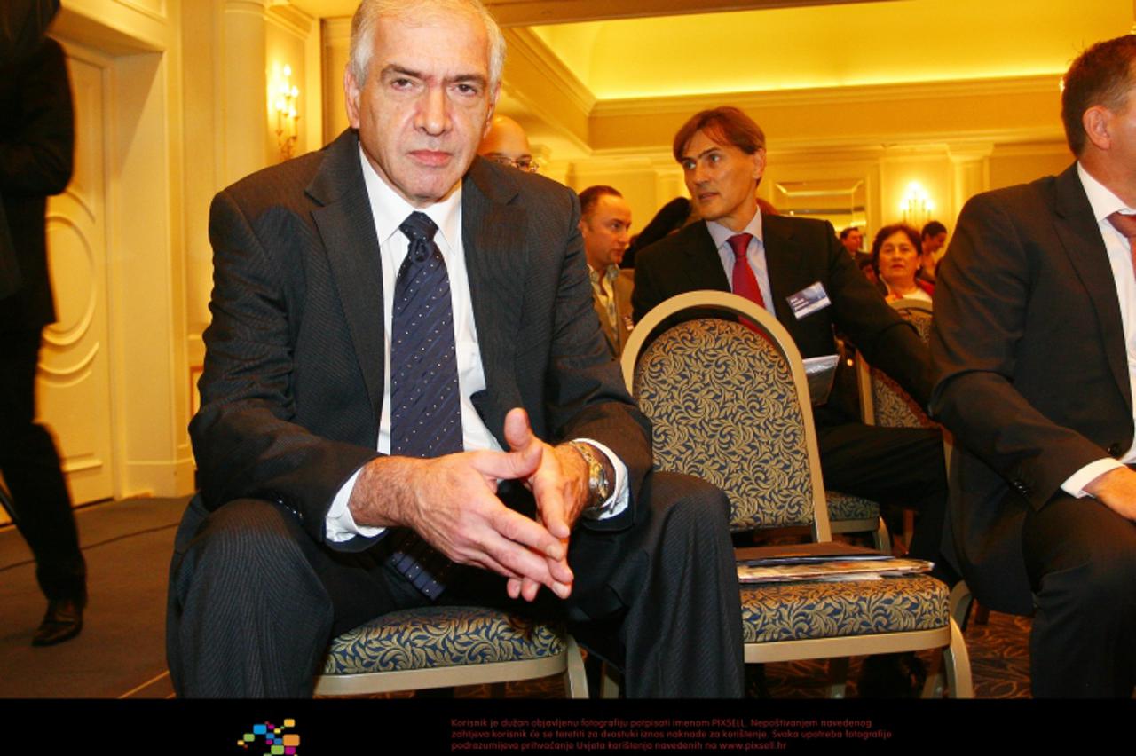 '26.10. 2009, Zagreb; Hrvatska - U hotelu Sheraton odrzava se Dan Velikih planova,kako pripremiti tvrtku za polovanje 2010 godine. Jadranka Kosor govorom je sluzbeno otvorila konferenciju. Zeljko Roha