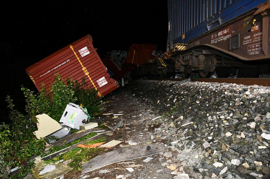 Rajić: U sudaru putničkog i teretnog vlaka poginule tri osobe, a ozlijeđeno ih je 11