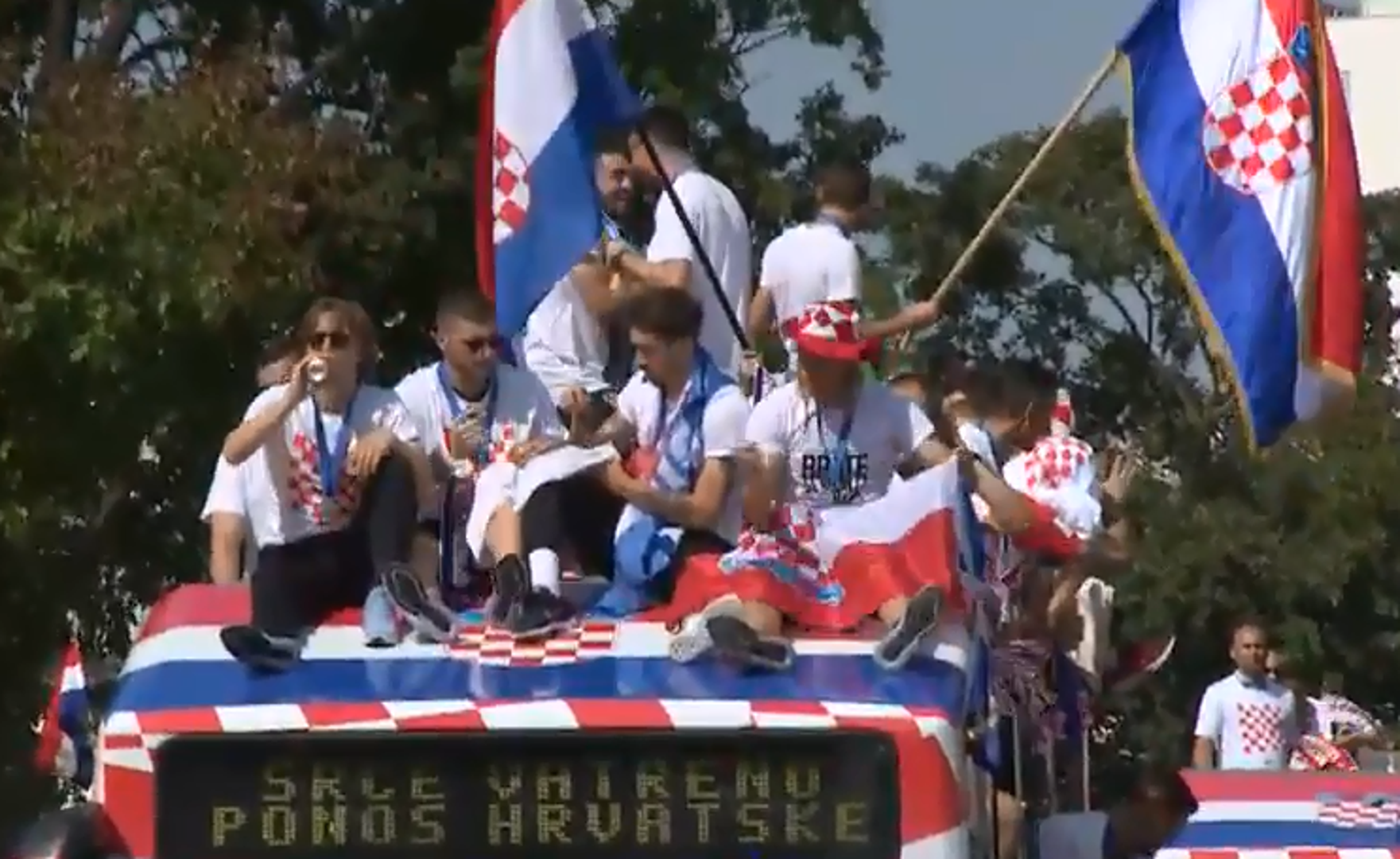 Nakon toga preselili su na otvoreni autobus i krenuli prema gradu.