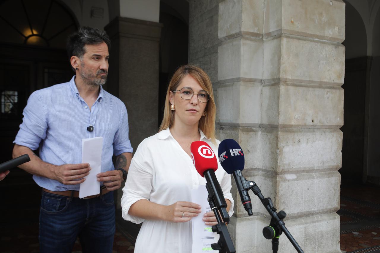 Saborski zastupnik stranke MOST Marin Miletic i gradska vijecnica Petra mandic odrzali konferenciju za novinare