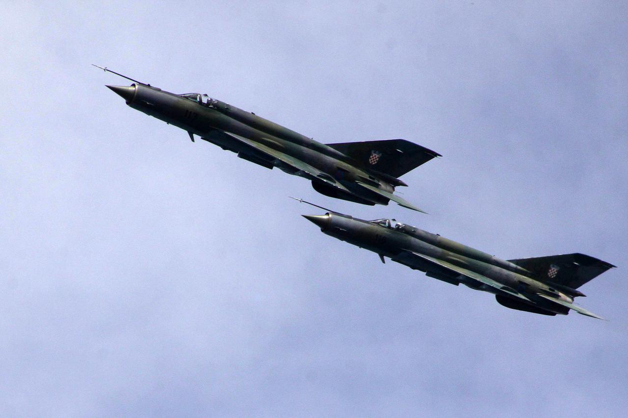 10.05.2013., Pula - Nebom iznad grada nadlijetala su dva borbena aviona MiG-21, upravo kad je delegacija rezervnih casnika OMV (Oesterreichischer Marineverband) iz Beca polagala vijenac na mjestu potonuca bojnog broda Viribus Unitis u sklopu vjezbe koja s