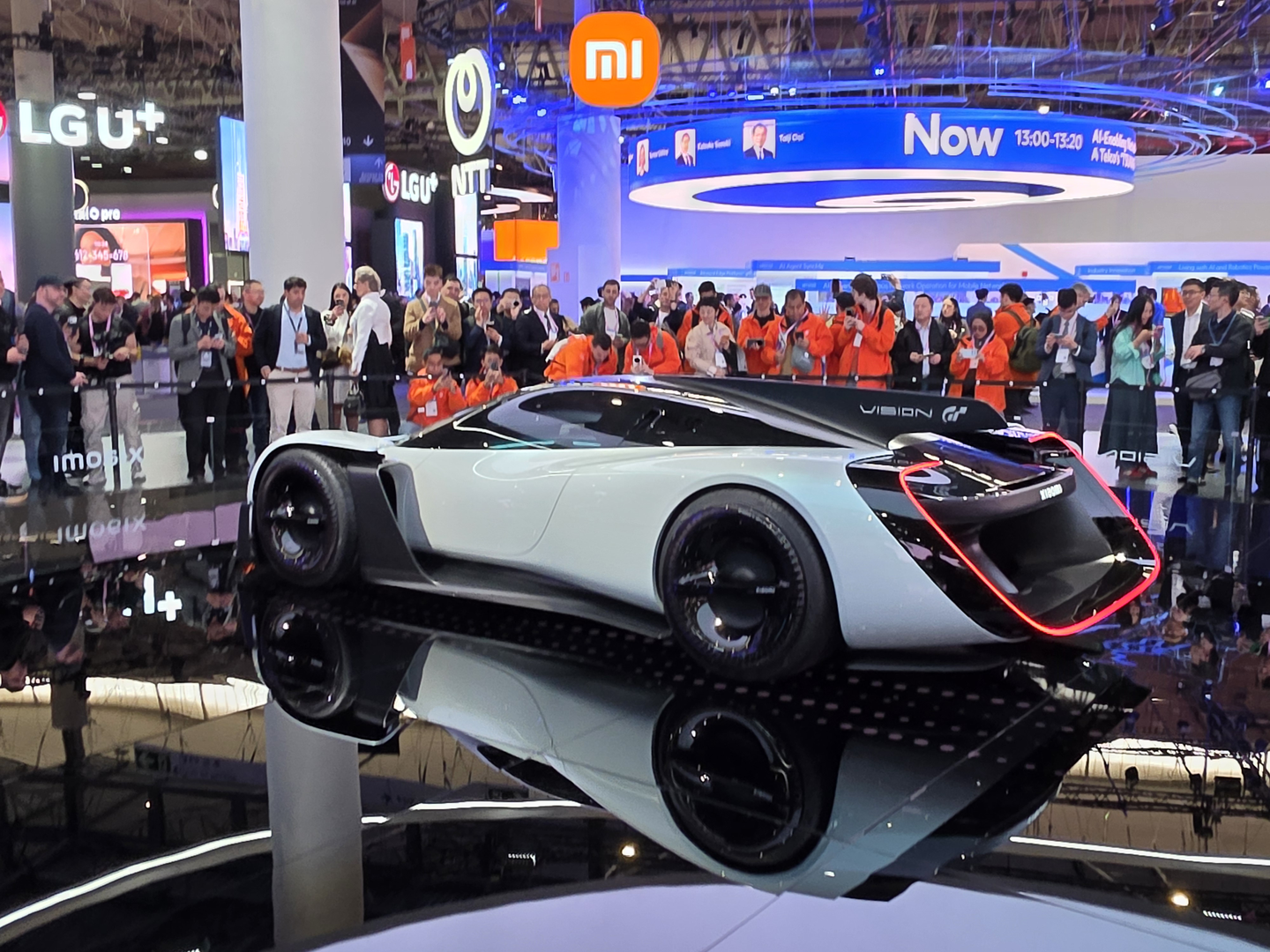 A zatim je i posve novi koncept automobila - Xiaomi Vision Gran Turismo. Iz Xiaomija su ga prozvali automobilom koji stvara vjetar jer ima šupljine na prednjem i stražnjem kraju kroz koje struji zrak.