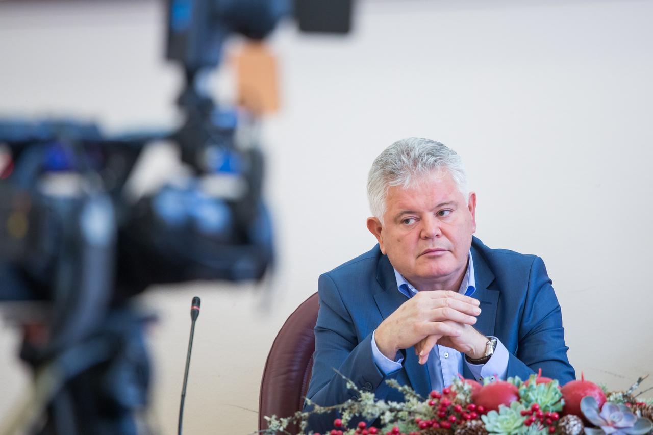 12.12.2016., Gradska vijecnica, Dubrovnik - Konferencija za medije dubrovackog gradonacelnika Andra Vlahusica u vezi obiteljskog smjestaja. Photo: Grgo Jelavic/PIXSELL