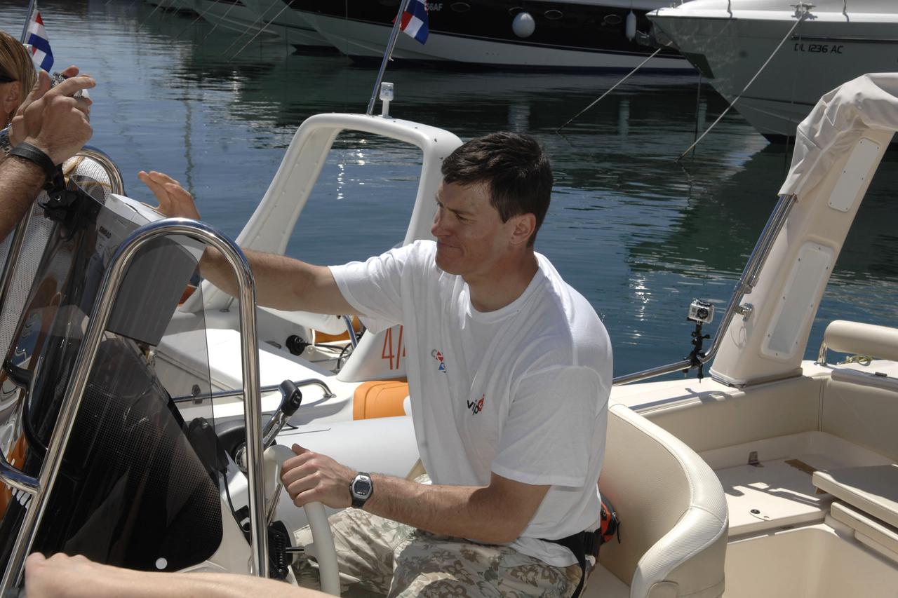 05.06.2012. Icici - Skijas Ivica Kostelic  u drustvu prijatelja krenuo gumenjakom iz marine Aci u Icicima prema Grckoj. Ispratila ga je sestra Janica i djevojka Elinor. Photo: Goran Kovacic/PIXSELL