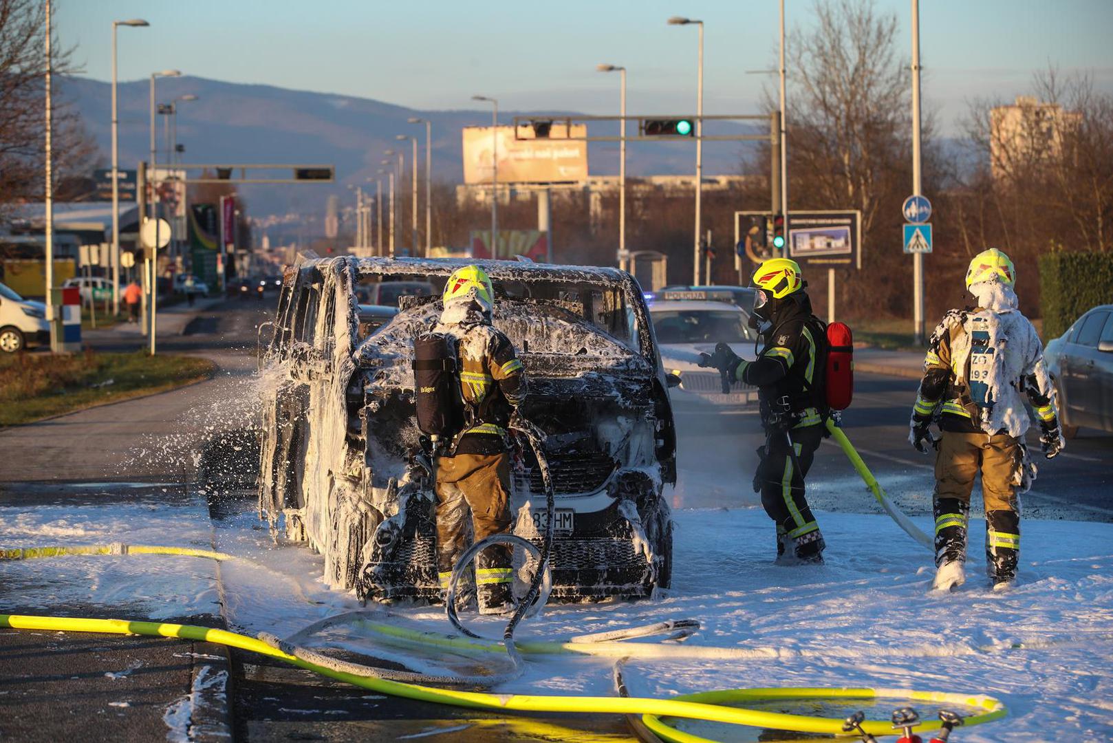 U srijedu je na Aveniji Većeslava Holjevca 23 u Zagrebu došlo do zapaljenja kombi vozila, zbog čega su na teren izašli vatrogasci.