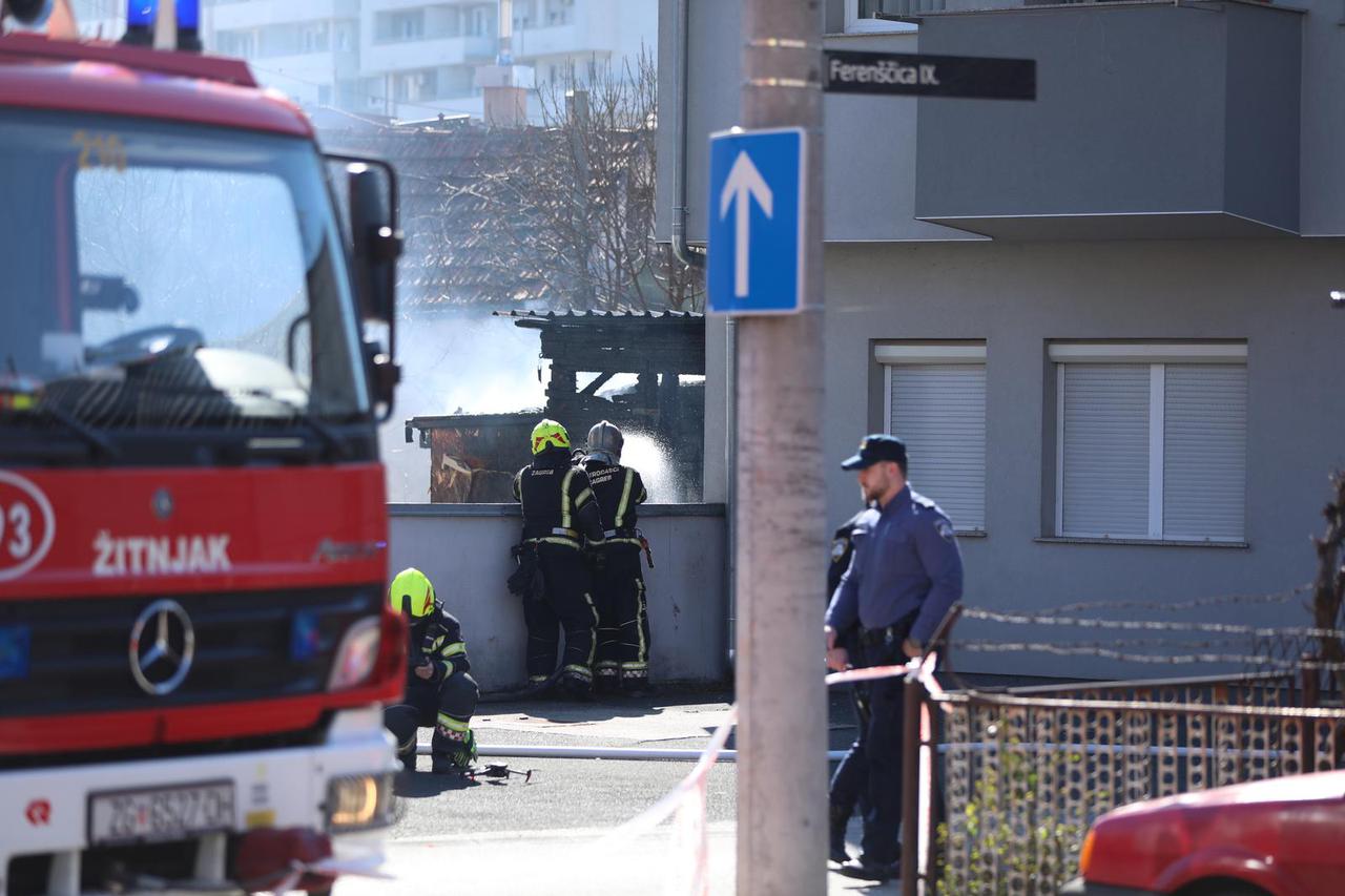 Zagreb: Vatrogasci intervenirali zbog požara koji je izbio u garaži na Ferenščici