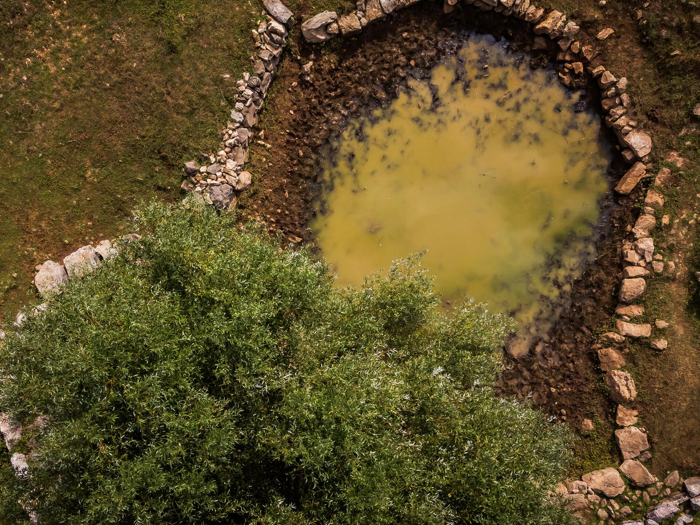 Malo se danas zna o bunarima Rajčica, a legenda kaže da su bili tu još prije dolaska Rimljana te da nikad nisu presušili. 
