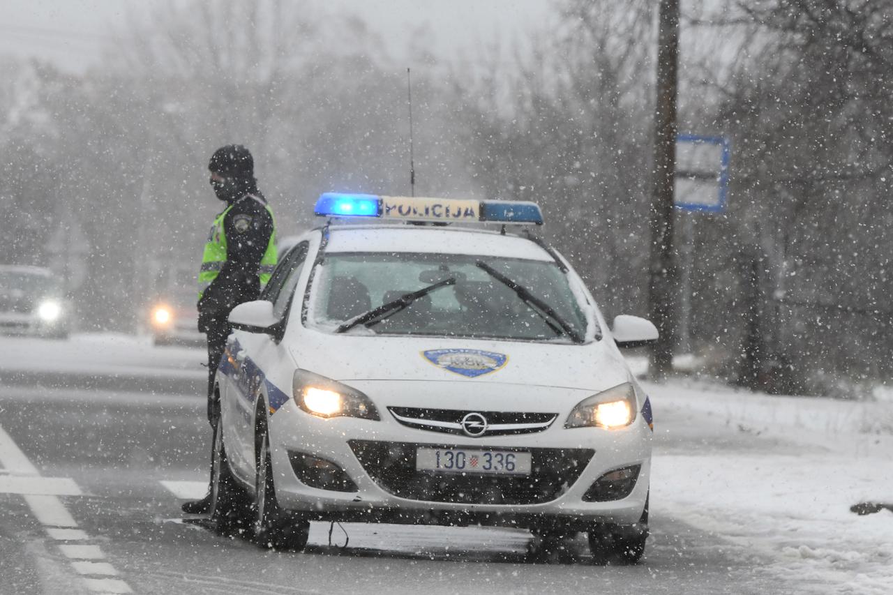 Policija zatvorila cestu u Pađenima prema Gračacu zbog nevremena